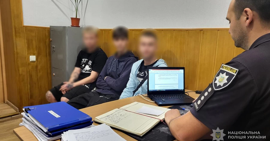 В Запорожье задержали подростков, которые повредили государственные флаги