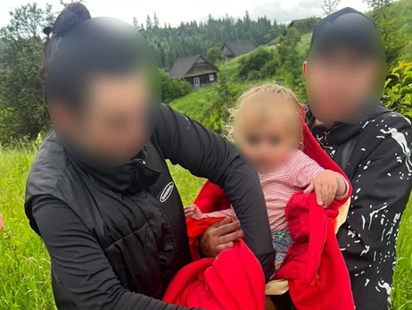 Двухлетнюю девочку, пропавшую во Львовской области, нашли в лесу в трех километрах от дома