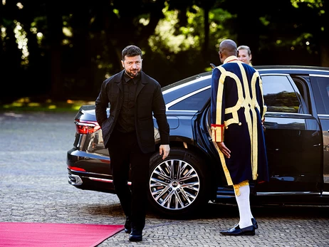 Зеленський приїхав на саміт НАТО у чорному костюмі 