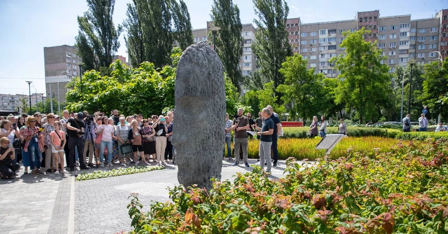 У Києві на Оболоні відкрили пам'ятник бійцям тероборони