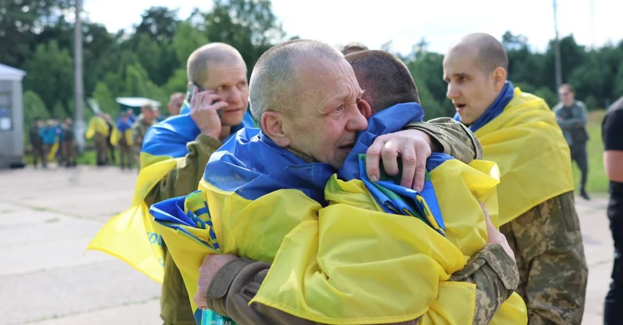 Украина вернула домой новую группу военнопленных, среди них - защитники Мариуполя и ЧАЭС