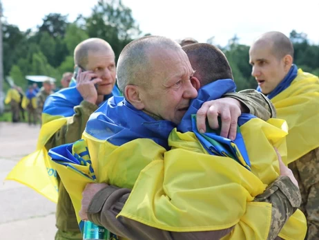 Украина вернула домой новую группу военнопленных, среди них - защитники Мариуполя и ЧАЭС