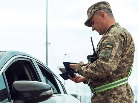 На одному з пунктів пропуску на кордоні з Польщею припинено рух усього транспорту