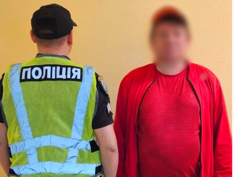 В Киеве 49-летний мужчина катался между вагонами метро ради экстрима - его задержали