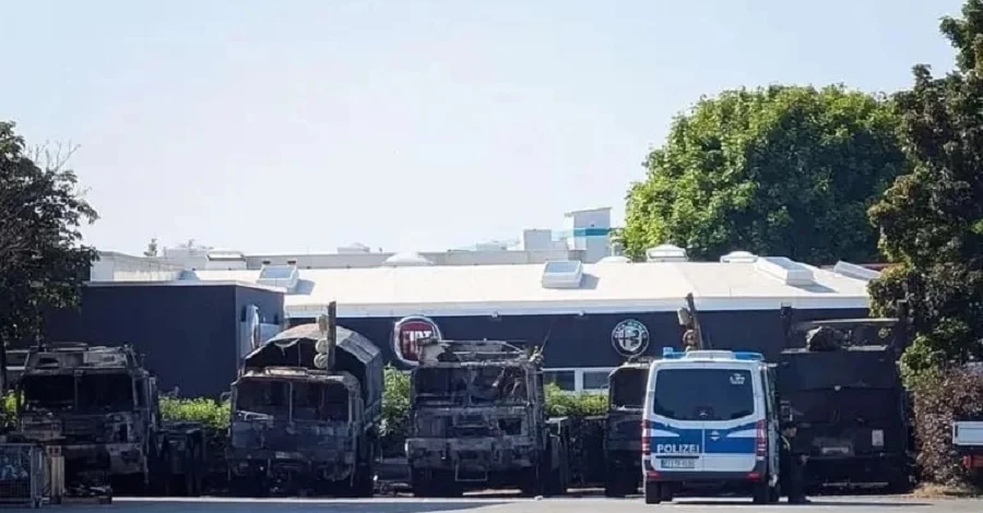 У Німеччині невідомі підпалили вантажівки бундесверу: могли переплутати з технікою ЗСУ