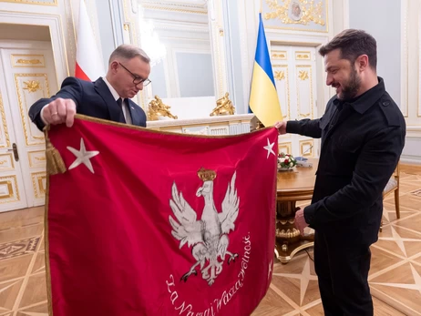 Дуда подарував Зеленському копію прапора часів повстання 1863 року