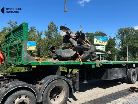 В Кременчуге демонтировали памятник советским матросам
