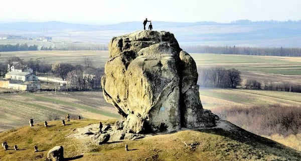 Каменные места силы и мистики: от украинского Стоунхенджа до загадочного кромлеха