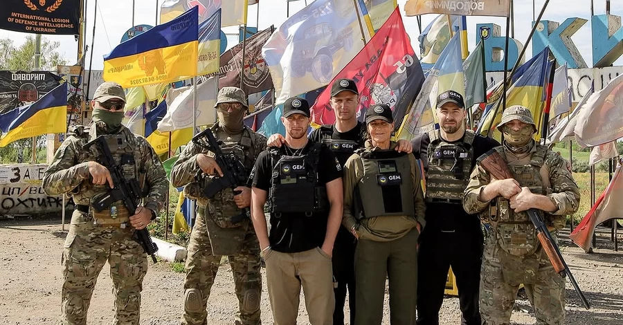Похресниця Чарльза III разом із синами побувала в Україні - привезла гуманітарну допомогу у прифронтові міста