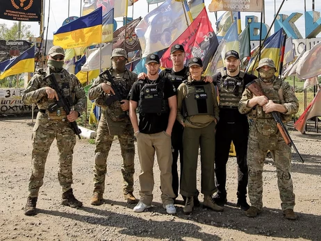 Крестница Чарльза III вместе с сыновьями побывала в Украине - привезла гуманитарную помощь в прифронтовые города