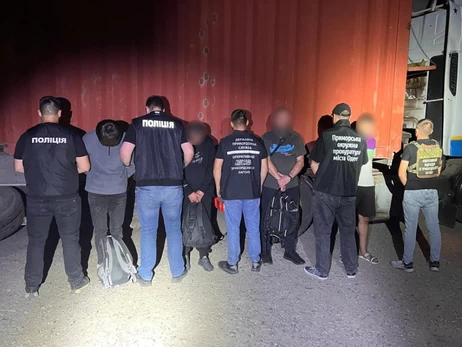 На Одещині ухилянтів намагалися вивезти за кордон у фурі з деревиною