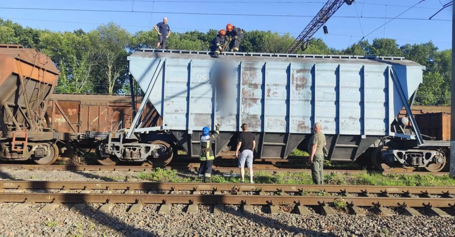 На вокзале в Нежине пару ударило током - подросток погиб, девушка в реанимации