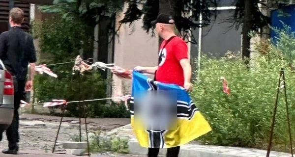 У Києві чоловік розгорнув прапор зі свастикою — поліція розпочала кримінальне провадження