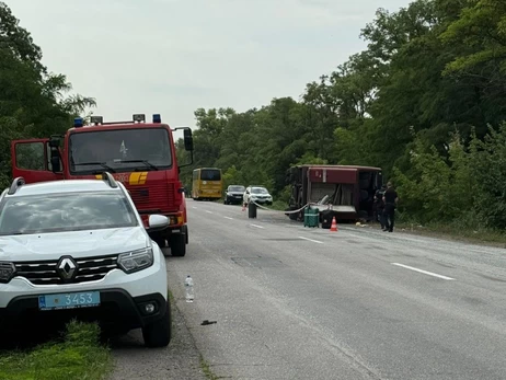 На Дніпропетровщині перекинувся автобус з пасажирами - є загиблий і постраждалі