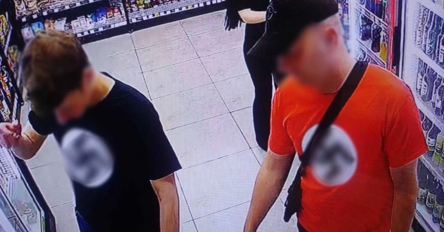 В Киеве задержали двух иностранцев, ходивших в футболках со свастикой