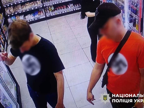 В Киеве задержали двух иностранцев, ходивших в футболках со свастикой