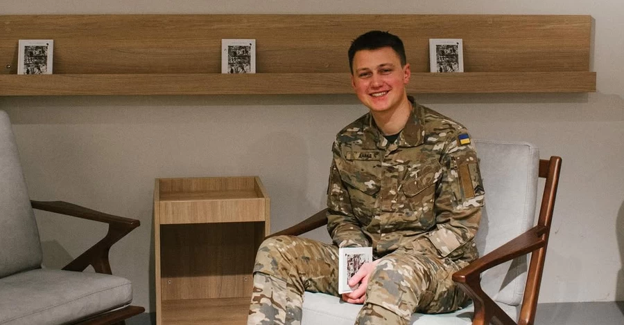 Поэт и защитник Артур Дронь сообщил об увольнении в запас и анонсировал книгу о войне