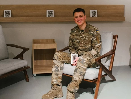 Поет і захисник Артур Дронь повідомив про звільнення в запас та анонсував книгу про війну