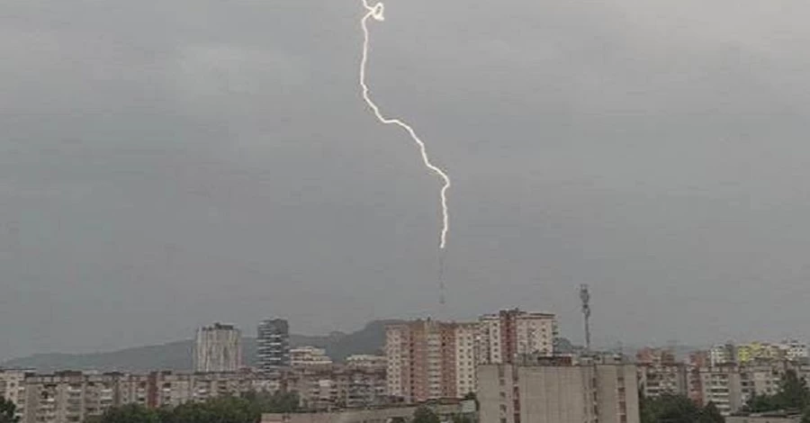 Во Львове снова ненастье - молния попала в телебашню