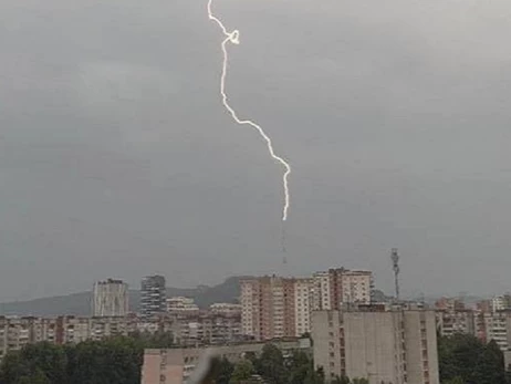 У Львові знову негода - блискавка влучила у телевежу