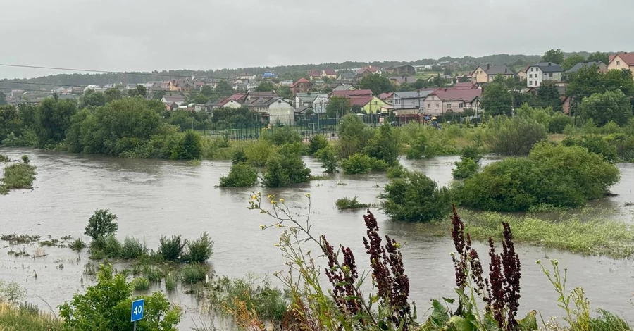 У Львові через зливу затопило дороги та вулиці, у деяких місцях вода піднялась на 3 метри
