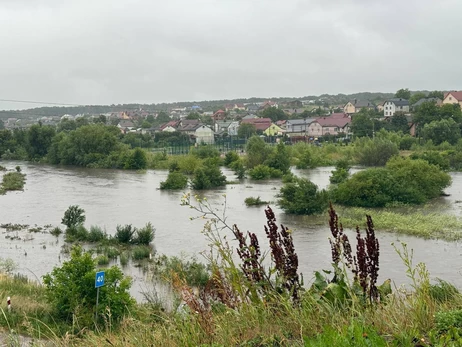 У Львові через зливу затопило дороги та вулиці, у деяких місцях вода піднялась на 3 метри