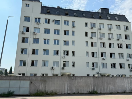 Внаслідок обстрілу Києва пошкоджено будівлю митниці та авто з товарами