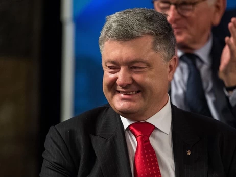 Порошенко приписав собі в заслугу ремонт дороги бюджетним коштом, яку знищили фури його заводу - Гладких