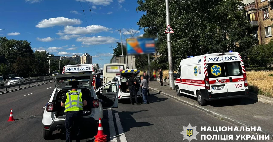 В Киеве маршрутка врезалась в грузовик - 9 пострадавших 