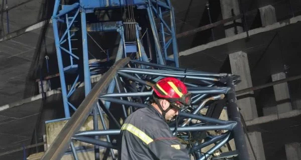 Під час урагану у Харкові будівельний кран впав на машину ЗСУ
