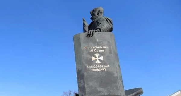 На Тернопільщині підліток заліз на пам'ятник герою Небесної сотні, щоб зробити селфі