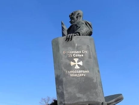 На Тернопільщині підліток заліз на пам'ятник герою Небесної сотні, щоб зробити селфі