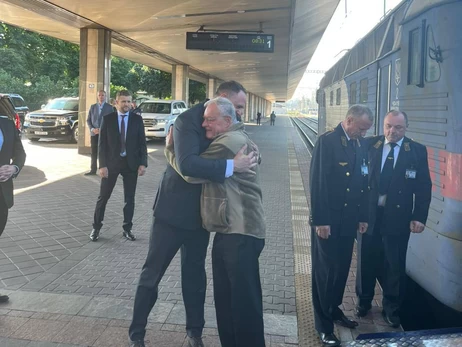 Єрмак з обіймами зустрів Келлога, який прибув до Києва на тиждень