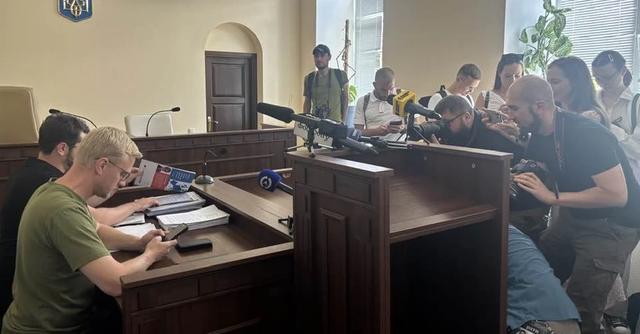 Шабунин прибыл в суд, где ему будут выбирать меру пресечения
