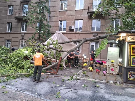 Ураган в Одессе - поваленные деревья, разбитые автомобили, а в море могут дрейфовать мины