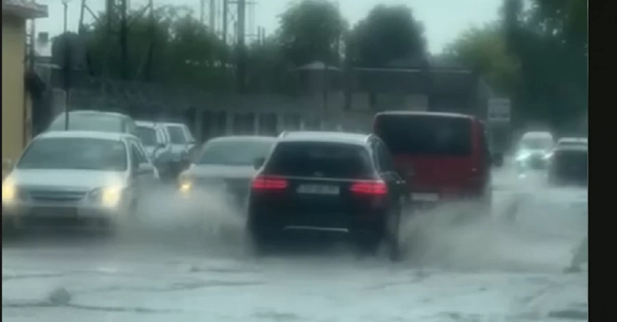 Частина Львова знову йде під воду, - соцмережі
