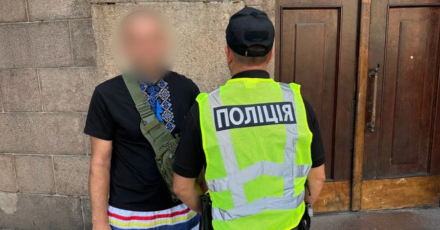 На вокзале в Харькове мужчина угрожал пистолетом - ему грозит до 5 лет