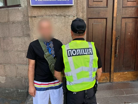 На вокзале в Харькове мужчина угрожал пистолетом - ему грозит до 5 лет