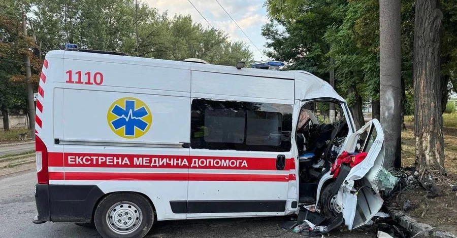В Днепре карета скорой врезалась в столб - погиб медик, два человека ранены