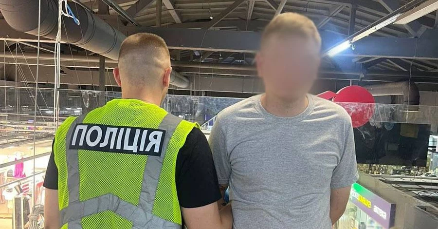 В Киеве мужчина с ножом напал на посетителя торгового центра