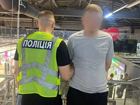 В Киеве мужчина с ножом напал на посетителя торгового центра