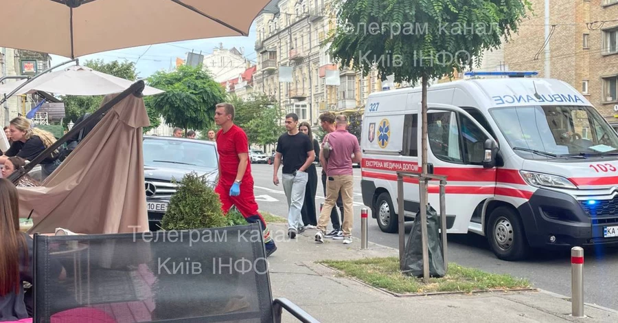 У центрі Києва дівчина на Mercedes влетіла у літню терасу кафе, є постраждалі 