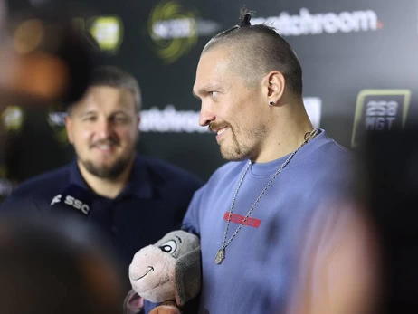 На Atlas Festival боксерські рукавички Усика продали за 400 тисяч гривень