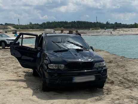 Во Львовской области автомобиль упал в водоем - водитель был пьян, один пассажир погиб