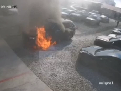В Івано-Франківську водій заїхав на СТО палаючим автомобілем