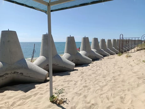 Коктейлі в укриттях та холодне море: пік сезону в Одесі проходить з аншлагом   