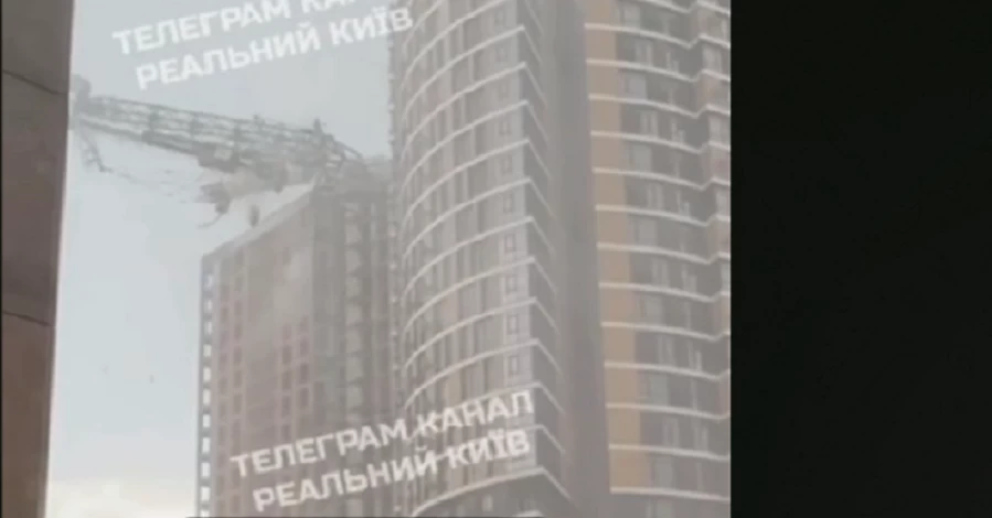Негода в Києві - вітер повалив дерева та світлофори, а на Глибочицькій впав будівельний кран