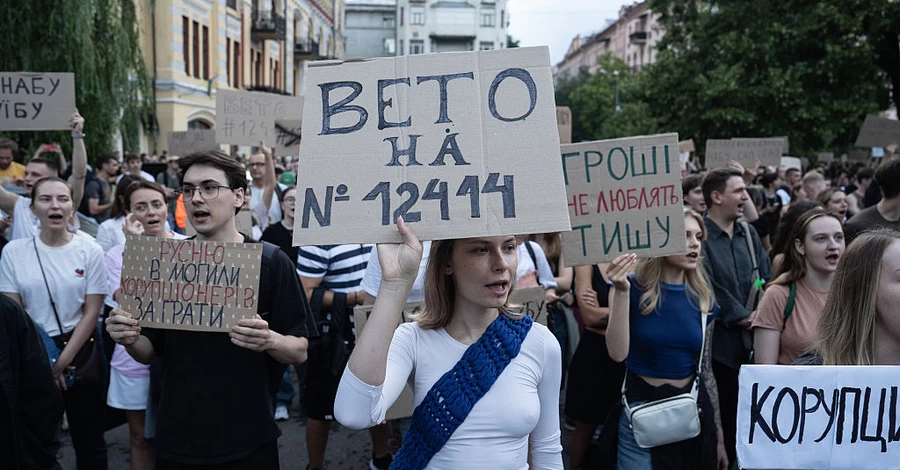 Зеленський попри протести підписав закон, який обмежує незалежність НАБУ і САП