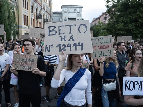 Зеленский, несмотря на протесты, подписал закон, ограничивающий независимость НАБУ и САП