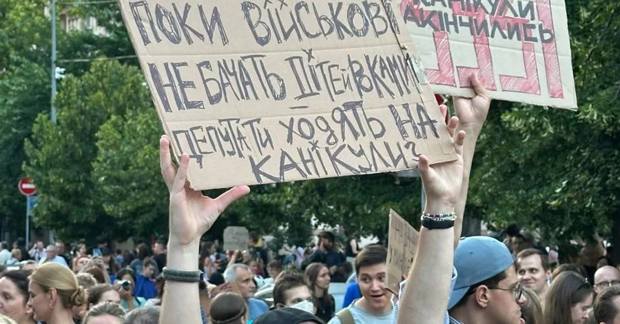Це інше – не плутайте: Верховна Рада пішла на канікули, а не у відпустку